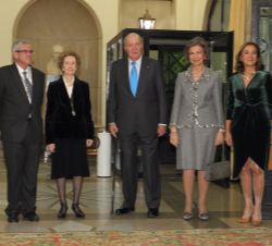 Sus Majestades los Reyes Don Juan Carlos y Doña Sofía acompañados por Margarita Salas Falgueras; el vicepresidente de la Real Academia, Jesús Ávila, y